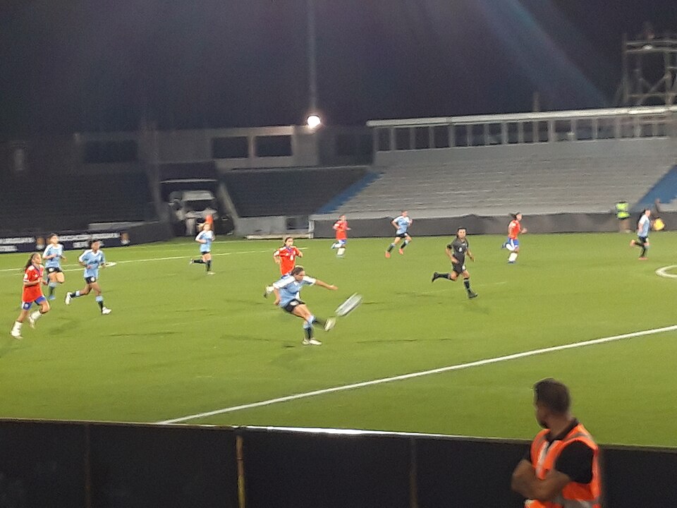 Delantero protegiendo el balón ante un defensa en partido cerrado